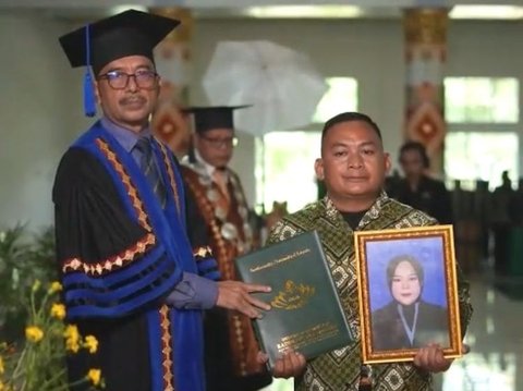 Momen Haru Ayah Gantikan Putrinya Wisuda di UIN Raden Intan Lampung, Sang Anak Berpulang karena Sakit