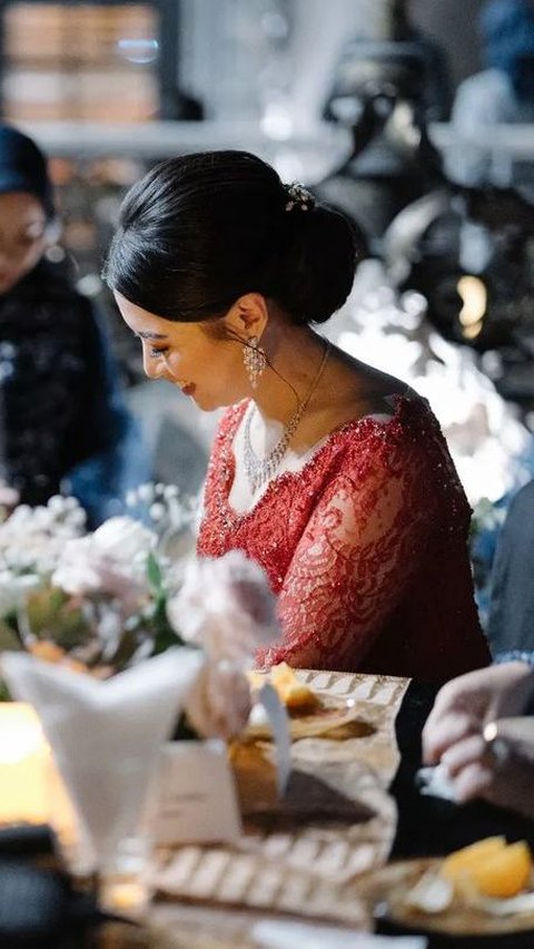 Wearing a Red Kebaya and Flawless Makeup, the Beauty of the Daughter of Former TNI Commander Andika Perkasa during the Engagement