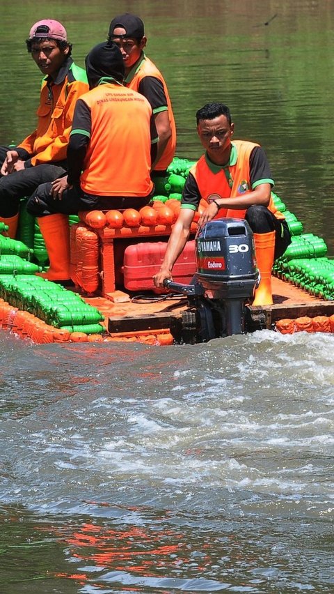 Menariknya perahu botol plastik itu juga dapat melaju cukup cepat karena dibekali satu mesin speedboat yang dipasang pada bagian belakang. Foto: merdeka.com / Imam Buhori