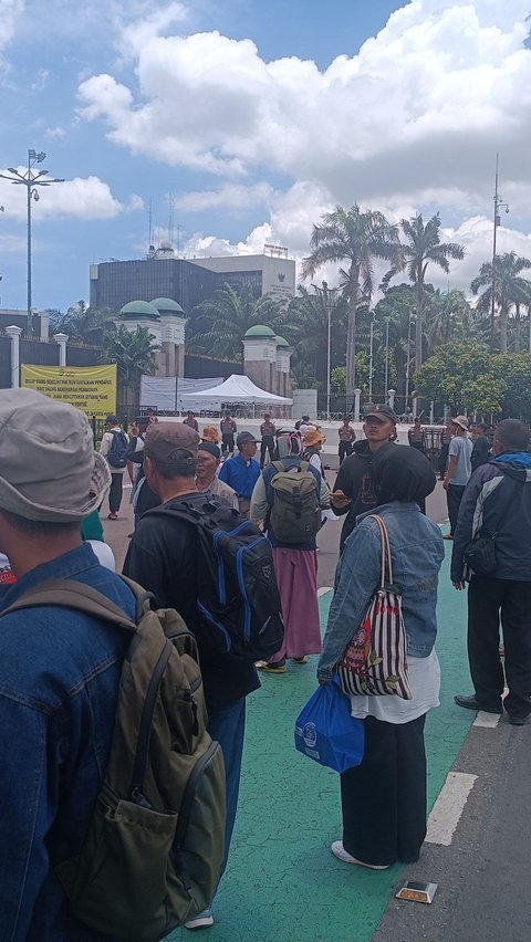 <br>Demo 5 Maret di Depan DPR, Massa Minta Jokowi Dimakzulkan hingga Tolak Quick Count Pemilu