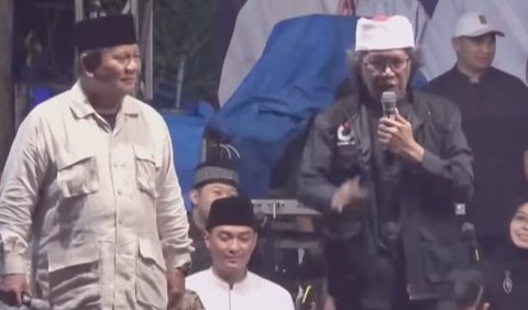 Video tersebut diambil ketika Prabowo menghadiri acara Sinau Bareng Cak Nun di Trowulan, Jawa Timur.