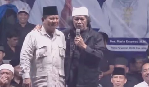 Kemudian, Cak Nun kembali meledek Prabowo dan menyebut Menhan sebagai prajurit lembek.