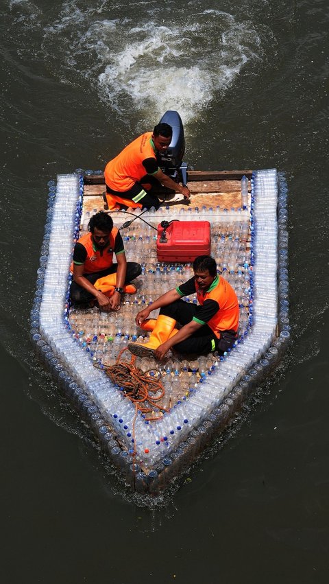 FOTO: Penampakan Perahu Botol Plastik Bekas Buatan Petugas UPS Badan Air DKI Jakarta saat Diuji Coba di Kanal Banjir Timur