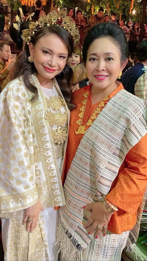 Photo together with Rossa, Titiek Soeharto is called like a sister.