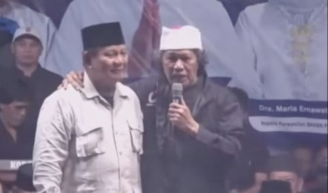 Muhammad Ainun Nadjib atau biasa dikenal Emha Ainun Nadjib alias Cak Nun adalah seorang tokoh intelektual Muslim Indonesia.