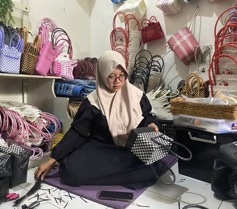 Pernah Gagal Berkali-kali, Ibu Asal Bojonegoro Kini Sukses Berbisnis Tas Anyaman Pembelinya dari Jakarta hingga Bali