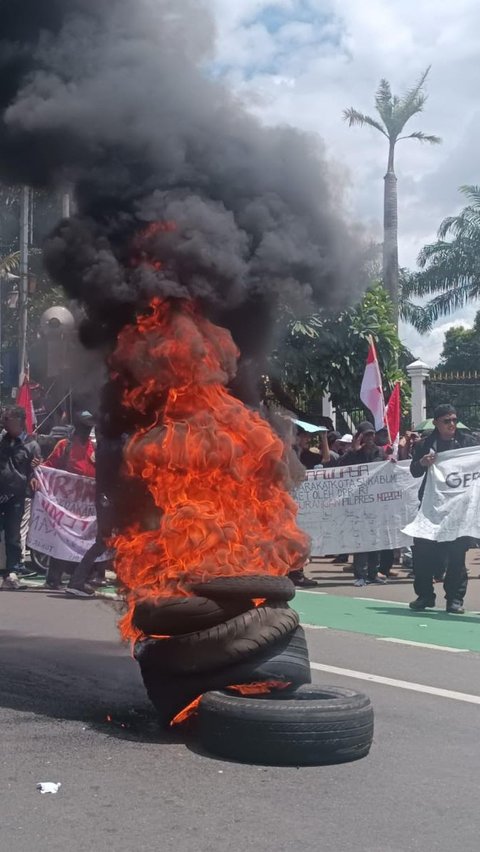 Demo Dukung Hak Angket Depan DPR Memanas, Arus Lalin Ditutup