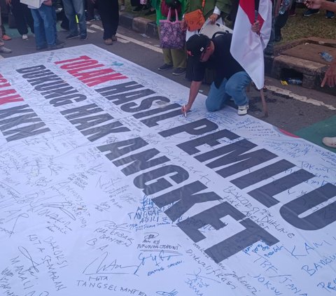 Demo Dukung Hak Angket Depan DPR Memanas, Arus Lalin Ditutup