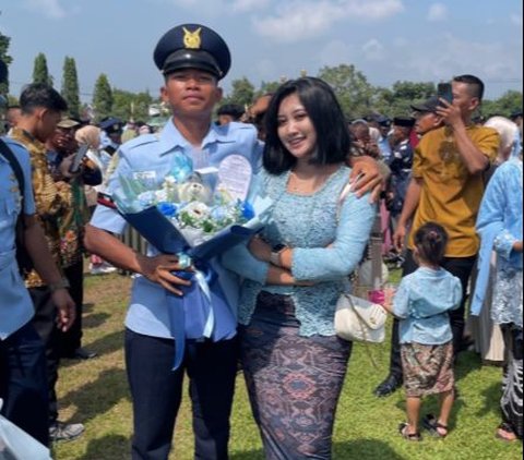 Wanita ini Rela Beri Semangat dan Temani Adiknya sampai Sukses Jadi Anggota TNI, Ternyata ini Alasannya