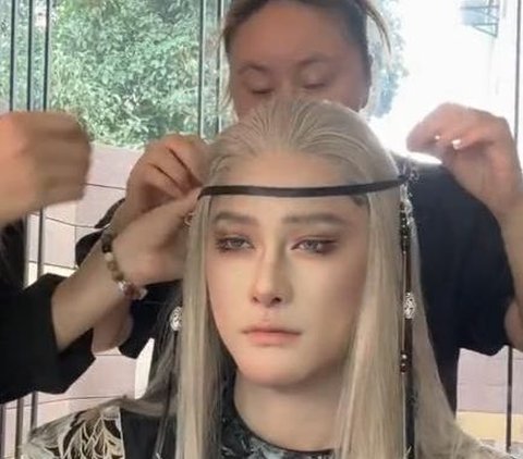 72-Year-Old Grandma Makeup Artist Transforms into Beautiful Teenager, Many People Are Shocked Thinking It's a Different Person