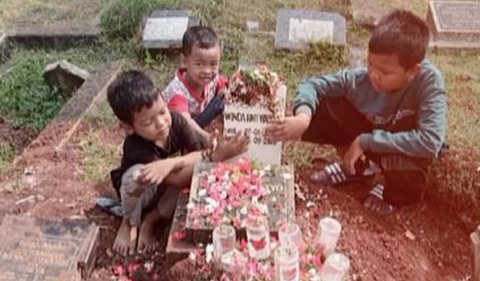 Sang ibu menghembuskan napas terakhirnya dan meninggalkan tiga bocah malang itu.<br>