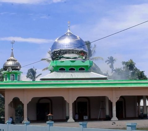 Alif Pillar Pronouncing Allah Made of 2.6 Kg of Gold and 200 Gems in the Mosque Dome in Maluku Stolen by Thieves