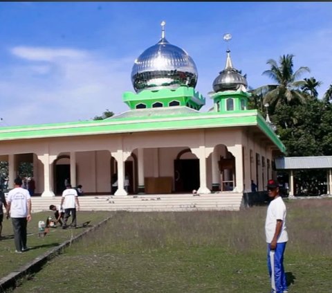 Alif Pillar Pronouncing Allah Made of 2.6 Kg of Gold and 200 Gems in the Mosque Dome in Maluku Stolen by Thieves