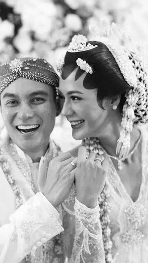 Tahun 2018, Paula Verhoeven dan Baim Wong memilih busana adat Jawa saat akad nikah.