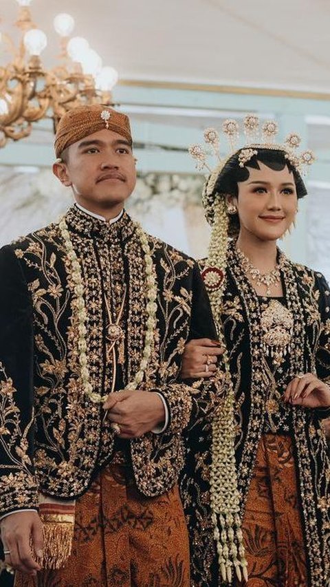 Erina Gudono, pasangan Kaesang Pangarep, memilih busana adat Jawa Solo Putri untuk pernikahan mereka.