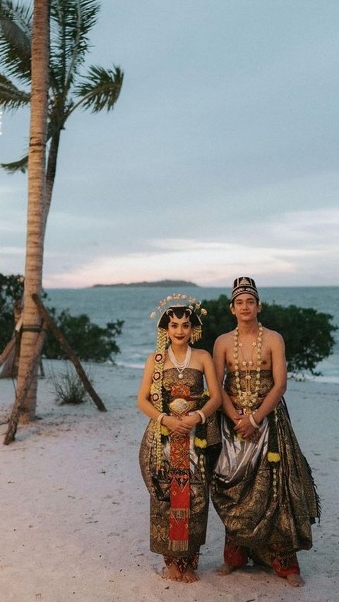 Adipati Dolken dan Canti Tachril memilih busana tradisional Jawa, dodotan, saat pernikahan mereka pada 18 Desember 2020.