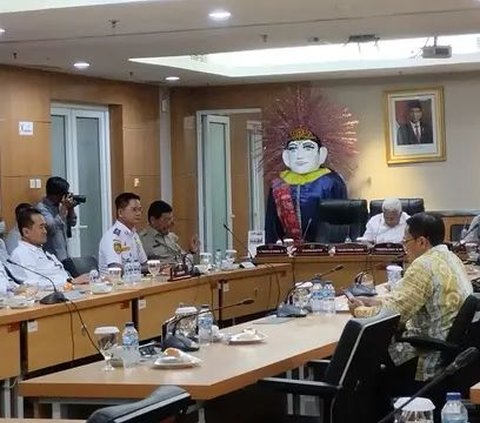 Luxurious! The budget for the official attire of members of the Jakarta Regional People's Representative Council (DPRD) reaches Rp3 billion, using gold pins