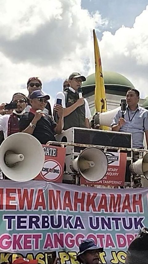 <br>Pendemo Makzulkan Jokowi di DPR Marah Dibagikan Makanan Bergambar Kaesang, Langsung Dibuang