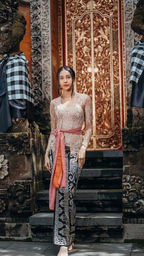 Baru-baru ini, Anya Geraldine membagikan foto dirinya mengenakan kebaya ala Bali. 