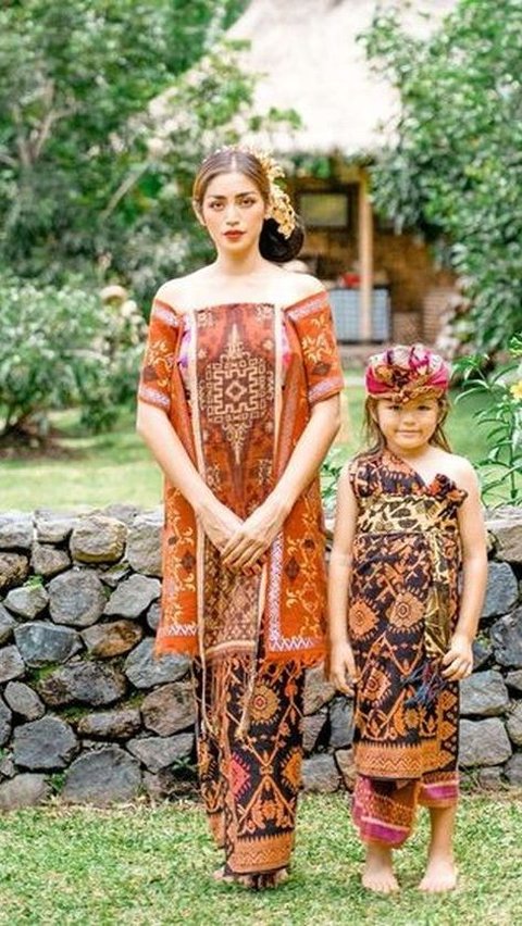 Jessica Iskandar, atau Jedar, semakin memesona saat mengenakan busana tradisional Bali dalam peringatan Hari Raya Nyepi.