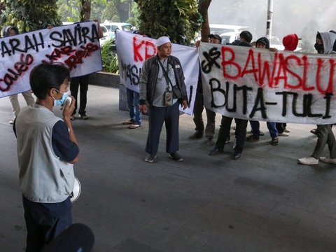 FOTO: Protes Pencurian dan Penggelembungan Suara, Massa Caleg Partai Golkar Dapil 8 DKI Jakarta Bakar Ban di Jalan