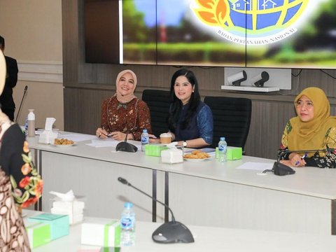 Jadi Istri Menteri, ini Potret Cantik Annisa Pohan Ikut Rapat Perdana Ikatan Istri Karyawan dan Karyawati