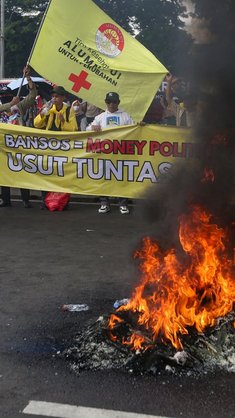 Mereka juga mendesak DPR untuk segera menggulirkan hak angket dalam upaya mengusut dugaan kecurangan Pemilu 2024. Merdeka.com/Arie Basuki