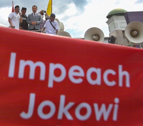 FOTO: Tuntut Jokowi Dimakzulkan, Pengunjuk Rasa Tolak Pemilu Curang Bakar Ban di Gedung DPR