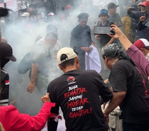 Demo Depan DPR Makin Panas, Massa Bakar Baliho Wajah Jokowi