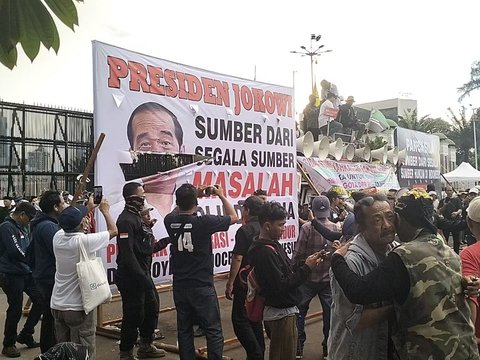 Demo Depan DPR Makin Panas, Massa Bakar Baliho Wajah Jokowi