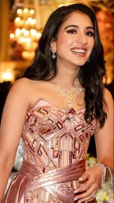Berbalut Gaun Versace di Pesta Triliunan,  Calon Mantu Crazy Rich India bak Putri Kerajaan  