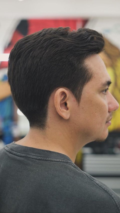 5. Model Rambut ala Adipati Dolken