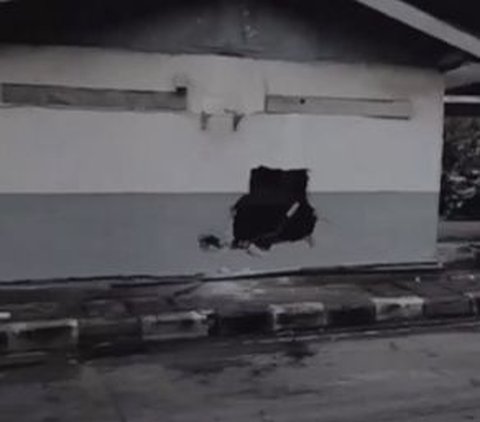 Dahsyatnya Kecelakaan Angkot Tabrak Pospol di Jagakarsa: tembok Bolong dan Penumpang Terpental Keluar