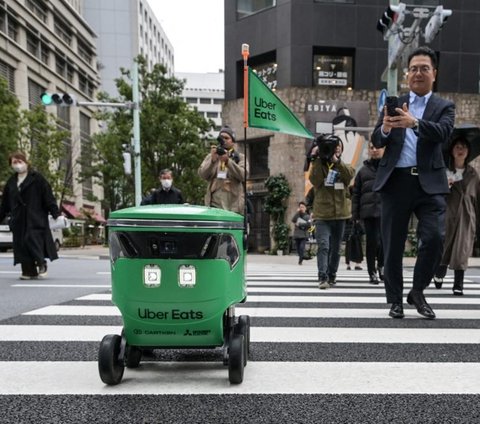 Uber Eats, layanan pemesanan dan pengiriman makanan yang berbasis di Amerika Serikat, mulai menguji coba layanan pesan antar makanan menggunakan robot di Jepang, pada 5 Mares 2024. Menurut AFP, inovasi ini merupakan kolaborasi Uber Eats Jepang, Mitsubishi Electric, dan pengembang robot Cartken. Richard A. Brooks/AFP