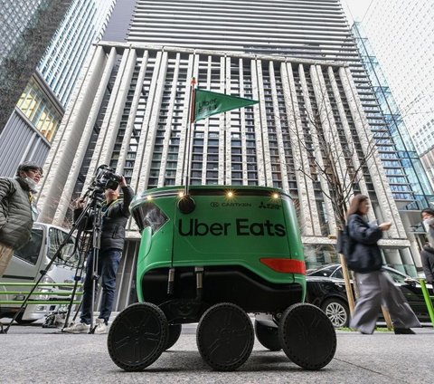 FOTO: Canggih! Uber Eats Jepang Layani Pesan Antar Makanan Pakai Robot