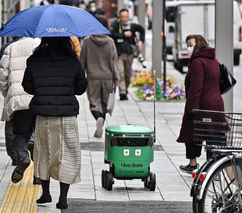 FOTO: Canggih! Uber Eats Jepang Layani Pesan Antar Makanan Pakai Robot
