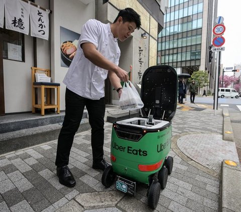 FOTO: Canggih! Uber Eats Jepang Layani Pesan Antar Makanan Pakai Robot