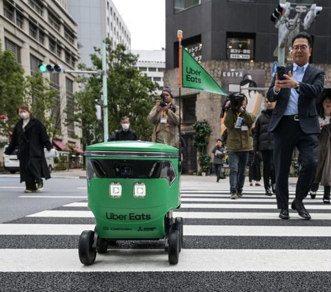 FOTO: Canggih! Uber Eats Jepang Layani Pesan Antar Makanan Pakai Robot