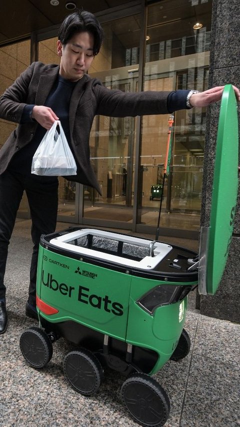 Untuk sementara, robot pengirim makanan ini baru akan melayani lingkup kecil di Ibu Kota Tokyo dengan harapan dapat diperluas ke sejumlah wilayah di Jepang. Richard A. Brooks/AFP