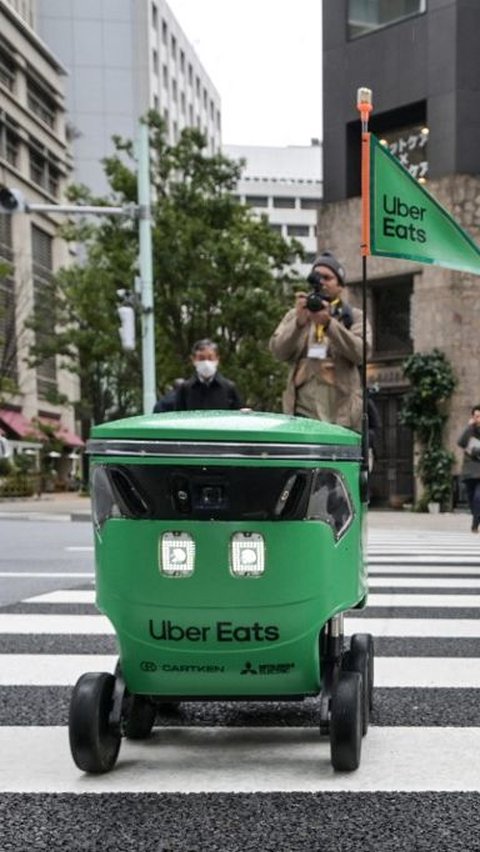 FOTO: Canggih! Uber Eats Jepang Layani Pesan Antar Makanan Pakai Robot