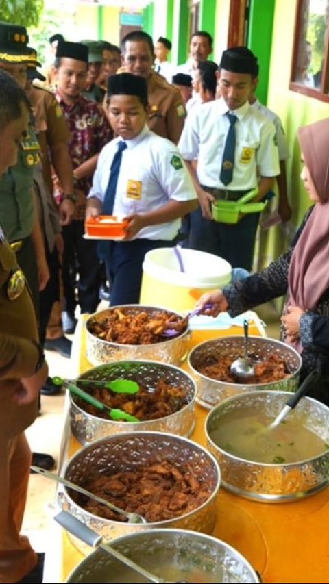 Aceh Besar Simulasi Makan Siang Gratis Bagi Pelajar SMP, Menunya Ayam Goreng hingga Sayur Sop