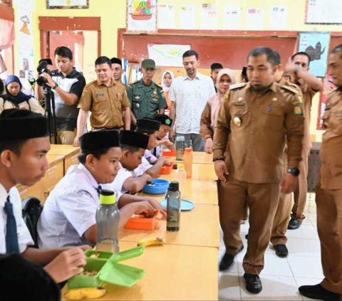 Aceh Besar Simulasi Makan Siang Gratis Bagi Pelajar SMP, Menunya Ayam Goreng hingga Sayur Sop