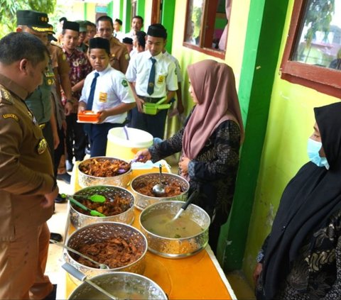 Aceh Besar Simulasi Makan Siang Gratis Bagi Pelajar SMP, Menunya Ayam Goreng hingga Sayur Sop