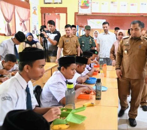 Aceh Besar Simulasi Makan Siang Gratis Bagi Pelajar SMP, Menunya Ayam Goreng hingga Sayur Sop