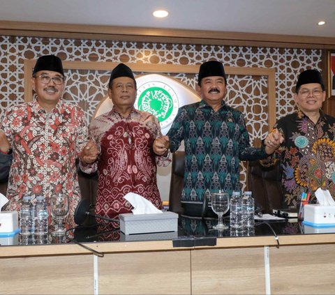 Menteri Koordinator Politik, Hukum dan Keamanan (Menkopolhukam) Hadi Tjahjanto (kedua kanan) bersama Wakil Ketua Umum Majelis Ulama Indonesia (MUI) Marsudi Syuhud (kedua kiri) Ketua MUI Bidang Ekonomi Lukmanul Hakim (kiri) dan Sekjen MUI Amirsyah Tambunan (kanan) bersalaman saat menggelar pertemuan di Kantor MUI, Jakarta, Selasa (5/3/2024).  Liputan6.com/Herman Zakharia