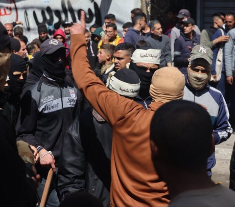 FOTO: Ini Pasukan Bertopeng Tiba-Tiba Muncul di Jalur Gaza, Tindak Pedagang Pasar yang Naikkan Harga Bahan Pokok