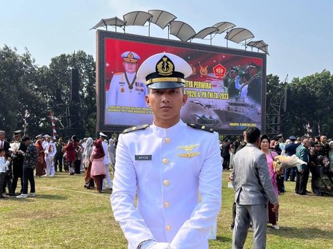 Boy Dumped by Girlfriend Because of Unemployment, Now Becomes a Navy Officer Making His Ex Regret