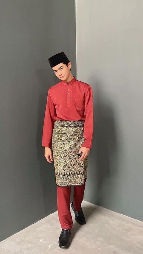 <b>Baju Kurung Cekak Musang</b> with <b>Kain Songket</b>