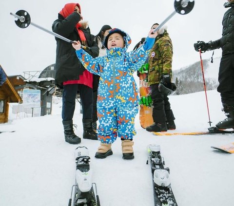 Potret Rayyanza Ngotot Ingin Ikut Main Ski, Netizen 'Si Paling Ngerti Gemes Banget'