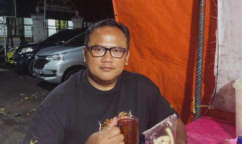 Potret Brigjen Polri Anak Eks Kapolri Nongkrong di Warung Kaki Lima, Pegang Teh & Kerupuk Beri Pesan Penting